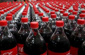 Ανεβάζει τον πήχη για την ανακύκλωση η Coca-Cola- Στόχος τα "πράσινα" γυάλινα μπουκάλια μέχρι το 2030
