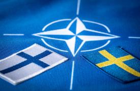 ΝΑΤΟ: Ξεκίνησε η συνάντηση Τουρκίας, Σουηδίας και Φινλανδίας