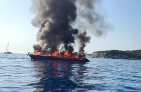 Βυθίστηκε το ιστιοφόρο σκάφος βορειοανατολικά των Αντίπαξων μετά από πυρκαγιά