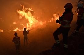 Πορτογαλία: Αναζωπυρώθηκε η πυρκαγιά στον εθνικό δρυμό της Σέρα ντα Εστρέλα