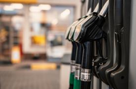 ΗΠΑ: Σε χαμηλά έξι μηνών η τιμή της βενζίνης - Έπεσε κάτω από τα 4 δολάρια/γαλόνι