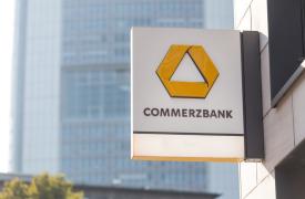 Commerzbank: Ανακοίνωσε τα μεγαλύτερα τριμηνιαία κέρδη εδώ και πάνω από μια δεκαετία