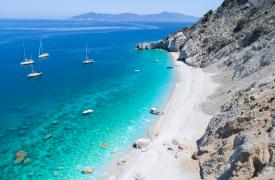 Το ελληνικό νησί με τις απέραντες αμμουδιές που μπήκε στα 12 κορυφαία της Ευρώπης