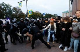 Ρωσία: Συλλήψεις στη Μόσχα σε συγκέντρωση συζύγων Ρώσων στρατιωτών που έχουν σταλεί στην Ουκρανία