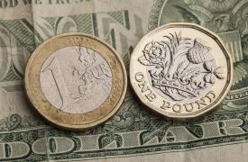 Ευρώ και στερλίνα στην «μέγγενη» του δολαρίου