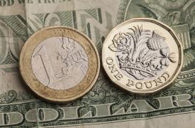 Υψηλό εξαμήνου για τη στερλίνα