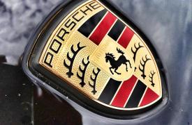 Η Porsche αποκάλυψε την πρώτη υβριδική 911