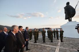 Ταξίδια με μοντέρνο διαβατήριο - Ο Όλαφ τρώει ξύλο για την Κίνα αλλά δεν πτοείται  