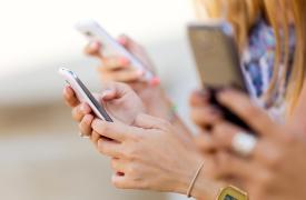 Σε στενωπό και το 2023 η αγορά smartphones - Οι προοπτικές για το 2024