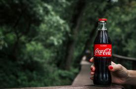 Coca Cola Co.: Πιο αισιόδοξη για το 2024 χάρη στα οργανικά έσοδα