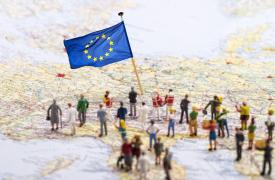 Eurostat: Το 2021, υπολογίζεται ότι υπήρχαν 5 μετανάστες ανά 1.000 κατοίκους στην ΕΕ