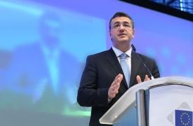 Μια κομματική επιλογή που καλείται να επιτύχει σε κόντρα-ρόλο