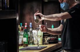 Έλεγχοι και πρόστιμα για κάπνισμα και αλκοόλ σε καταστήματα στο κέντρο της Αθήνας