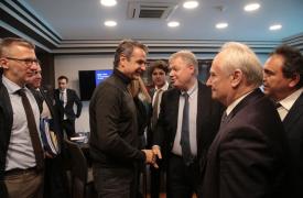Με γραβάτα ο Άκης, με ζιβάγκο ο Κυριάκος - Δια χειρός Μπρατάκου - Ο φανερός θαυμαστής της Μενδώνη είναι ποδηλάτης