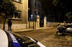 ΥΠΕΞ: Καταδικάζουμε απερίφραστα την επίθεση σε οχήμα της Ιταλικής Πρεσβείας -Τι είπε η Μελόνι