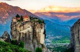 Πάσχα στα Μετέωρα: Κατάνυξη στους ιερούς βράχους