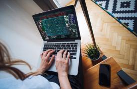 Πρόστιμα έως 50.000 ευρώ για διαφήμιση παράνομου τζόγου από influencers