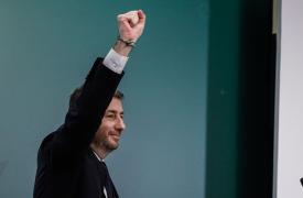 Η τροπολογία αποκλεισμού του Κασιδιάρη απ’ τις εκλογές φέρνει εγγύτερα ΝΔ + ΠΑΣΟΚ, Η θεωρία των δύο άκρων κι ο φόβος του ΚΚΕ