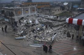 Σεισμός στην Τουρκία: Ολονύχτια μάχη στα ερείπια - Τουλάχιστον 3.381 οι νεκροί