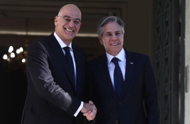Η πρώτη κορδέλα του Μπλίνκεν, Το τραγούδι του Καραμανλή, Η απάντηση Μπέου στον Βαρουφάκη