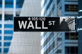 Wall Street: «Κόκκινο» το ταμπλό μετά τα απογοητευτικά αποτελέσματα και τα ισχυρά μάκρο