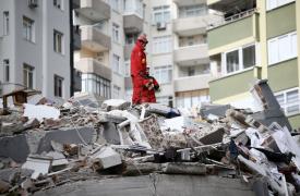 Τουρκία: Κατέρρευσε εξαώροφη πολυκατοικία στην Κων/πολη - Αγωνία για τους εγκλωβισμένους