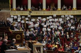 Γαλλία: Η κυβέρνηση Μακρόν «επέζησε» και αύριο ο Πρόεδρος θα απευθυνθεί στους πολίτες