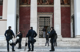 Επιχείρηση της ΕΛΑΣ στην Πρυτανεία του ΕΚΠΑ - Έληξε η κατάληψη, 10 προσαγωγές