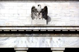 Έρευνα Bloomberg για Fed: Παύση στις αυξήσεις επιτοκίων «βλέπουν» οι οικονομολόγοι για τον Ιούνιο