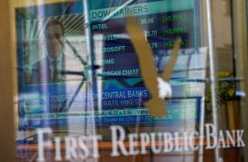 First Republic Bank: Φουντώνουν οι διαπραγματεύσεις για τη διάσωσή της