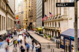 Wall Street: Προσπάθεια ανόδου κόντρα στις πιέσεις λόγω Deutsche Bank
