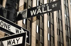 «Βουτιά στο κενό» για τη Wall Street - Κατρακύλα 430 μονάδων ο Dow Jones