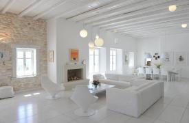 Η θρυλική ζωή του Γιάννη Ραγκούση και η βίλα – Η απάντηση της ΝΔ στην Κουμουνδούρου για Παπαθανάση