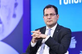 Energy Transition Summit: Στο θέμα της χρηματοδότησης έργων ΑΠΕ αναφέρθηκε ο υπεύθυνος της Alpha Bank Ν. Νεζερίτης