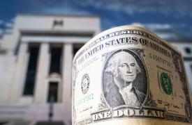 Fed: Πάτησε pause στις αυξήσεις των επιτοκίων, αλλά είναι λιγότερο «χαλαρή» για το άμεσο μέλλον