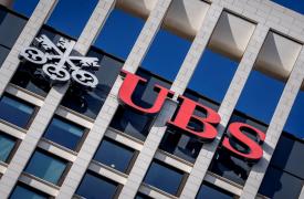 Bloomberg: Η UBS ετοιμάζει και νέο γύρο περικοπών