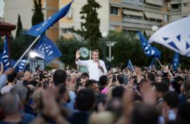 Ο Κυριάκος στο Περιστέρι δεσμεύεται για 1.500-950, Οι κυρίες του ΣΥΡΙΖΑ με τα high heels και ο Αλέξης στο Αιγάλεω
