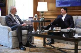 Σαρμάς: Με τον πρέσβη των ΗΠΑ, Τζ. Τσούνης, συναντήθηκε σήμερα ο πρωθυπουργός