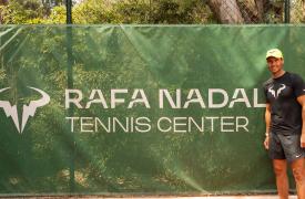 Ο Ναδάλ επισκέπτεται το Rafa Nadal Tennis Center στο Sani Resort