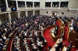 Βουλή: Υπερψηφίστηκαν το εργασιακό νομοσχέδιο και το «ξεπάγωμα» των τριετιών