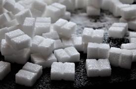 Στη «μαύρη λίστα» του ΠΟΥ τα γλυκαντικά: Οι κίνδυνοι από στέβια, ζαχαρίνη, ασπαρτάμη