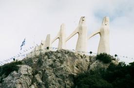 Οι εκλογές της Κυριακής, τα 756 δισ. ευρώ και ο χορός του... Ζαλόγγου