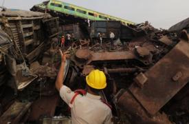 Ινδία: Σύγχυση αναφορικά με τα αίτια της πολύνεκρης σιδηροδρομικής τραγωδίας