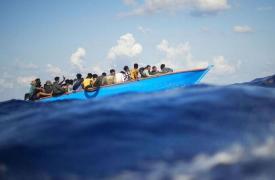 Ιταλία: Διασώθηκαν 57 παράτυποι μετανάστες από ακυβέρνητο πλεούμενο