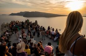 Τουρισμός: Τα αντιφατικά μηνύματα για τη σεζόν