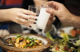 Ούζο, τσίπουρο και τσικουδιά: Μπαίνουν με φόρα στο 2026 παρά το εκρηκτικό «κοκτέιλ» προκλήσεων