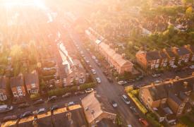 Στεγαστική κρίση: Φορολογικά κίνητρα, ανακαινίσεις, λιγότερη γραφειοκρατία προτείνει το ΕΚ