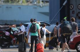 Κορυφώνεται η έξοδος των εκδρομέων από τα λιμάνια της Αττικής