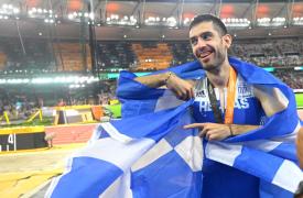 Θυμωμένος ο Μίλτος Τεντόγλου δίπλα στον Καρλ Λιούις – Η ΔΕΘ και τα κακά μαντάτα