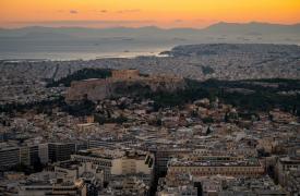 Airbnb: Τέλος διαμονής σε 170.000 ακίνητα - Σε ποια εισοδήματα θα επιβάλλεται ΦΠΑ